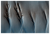 Gully e depositi concentrici in un cratere Rampart non identificato nella Noachis Terra