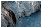 Ein Krater mit Ablagerungen im Meridiani Planum