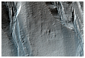 Gole sulla parete di un cratere in Terra Sirenum