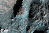 Rocce di colore chiaro in evidenza all interno di un cratere