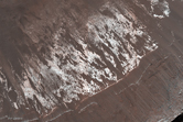 Affioramenti di colore chiaro nella parete di un cratere