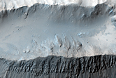 Un cratere senza nome, in buono stato di conservazione, a sud di Hypanis Valles