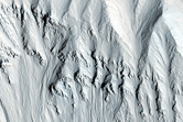 Το εσωτερικό και η κεντρική κορυφή του Κρατήρα Μπάκολορ
