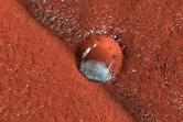 Piccolo cratere sulla dorsale curva dellOlympia Mensae