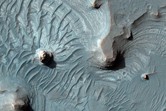 Capas de tonalidades luminosas al oeste de Juventae Chasma