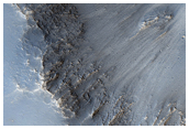Una ruga superficiale irregolare che attraversa un cratere