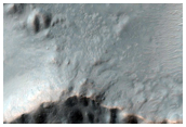 Fresh or Well-Preserved Chain of Impact Craters in Hesperia Planum