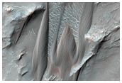 Dunas lineales y capas de arena en el Crter Herschel