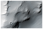Una caratteristica topografica ammantata di polvere nelle vicinanze di Zephyria Tholus