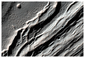 Uma estrutura dentro de uma cratera ao noroeste do vale de Hellas
