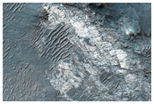 Rochas de Tons Claros Dentro de uma Cratera