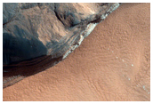 Abrupt Transition in Expression of North Polar Basal Stratigraphy