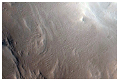 Light and Dark Slope Streak Seen in MOC E18-00638