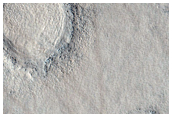 تضاريس السهول الشمالية بالقرب من تشققات بيراموس الأرضية   (Pyramus Fossae)
