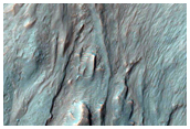 الوديان على امتداد الصخور الحائطية في منخفضات جوفينتاى  (Juventae Chasma)