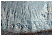 Sedimentos claros em ravinas de cratera em Terra Cimmeria
