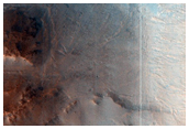 Well-Preserved 7-Kilometer Diameter Crater in Acidalia Planitia