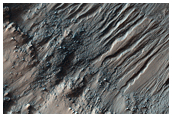 Scarpate e canali in un cratere in Terra Cimmeria
