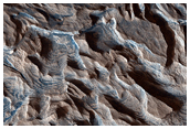 Labbondanza di strati sedimentari nel Cratere Becquerel