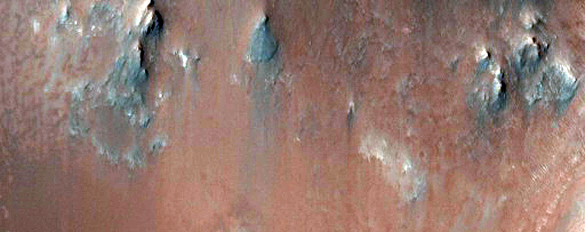 Anello del picco centrale di un cratere con affioramento di olivina e altro materiale roccioso