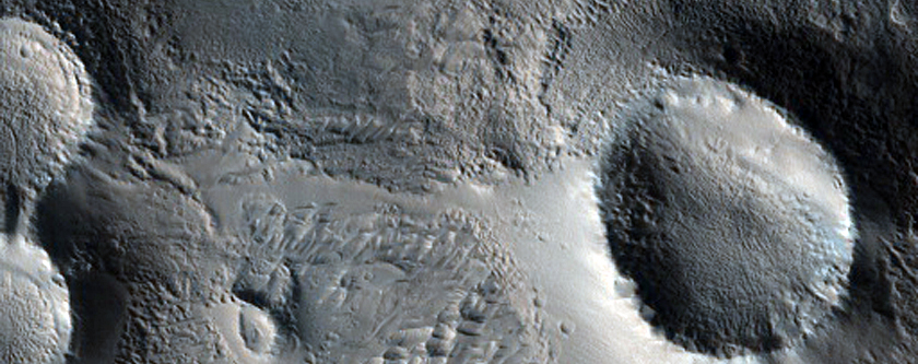 Kúpok és dombok az Olympus Mons vulkánt körbeölelő aureolában