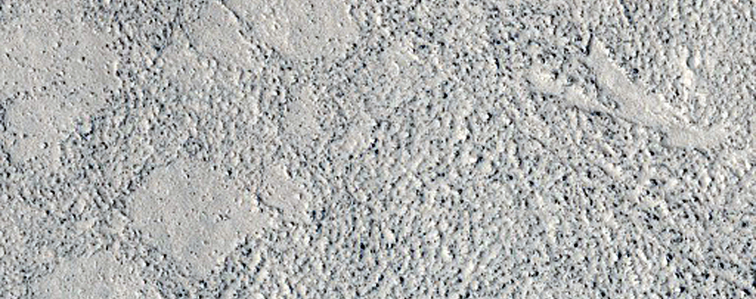 Lávafolyások és egy formáció az Aeolis Planum fennsíkja közelében