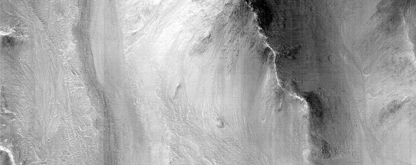Canal sobre un ventall sedimentari a Eos Chasma