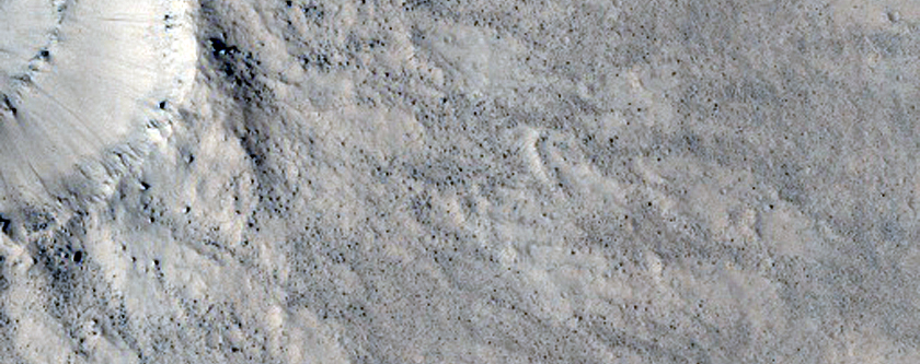 Friss becsapódási kráter a Medusae Fossae-ben