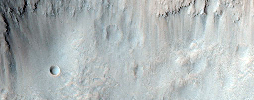 Központi kiemelkedés egy becsapódási kráterben a Hesperia Planumon