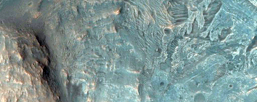 Világos rétegek a Melas Chasma keleti oldalán