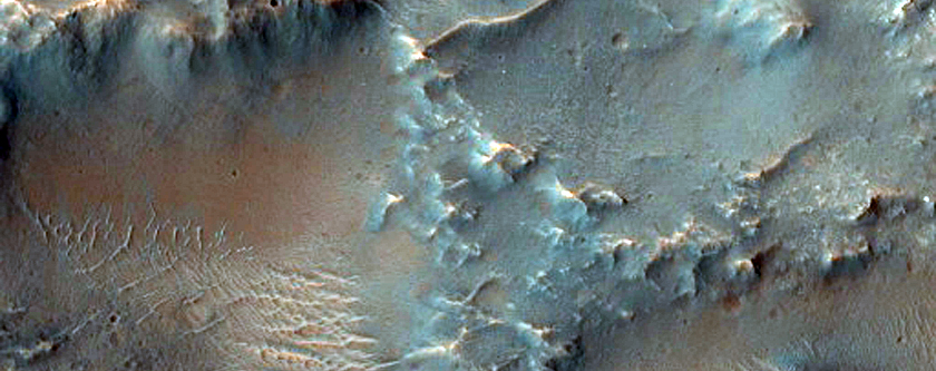 Lepusztult terület egy kráter közelében a Tyrrhena Terra területén