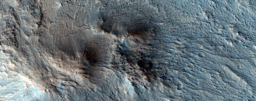 Becsapódás krátere hatalmas központi csúccsal 