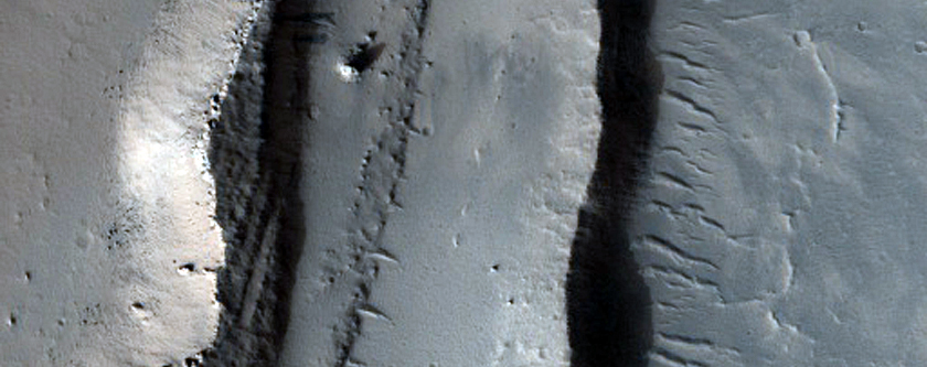 Mounds in Tractus Fossae