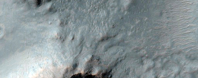 Fresh or Well-Preserved Chain of Impact Craters in Hesperia Planum