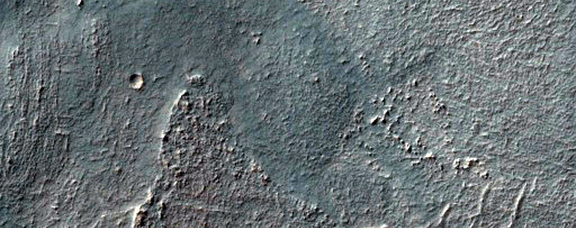 Sedimentos estratificados y deformados en el oeste de Hellas Planitia