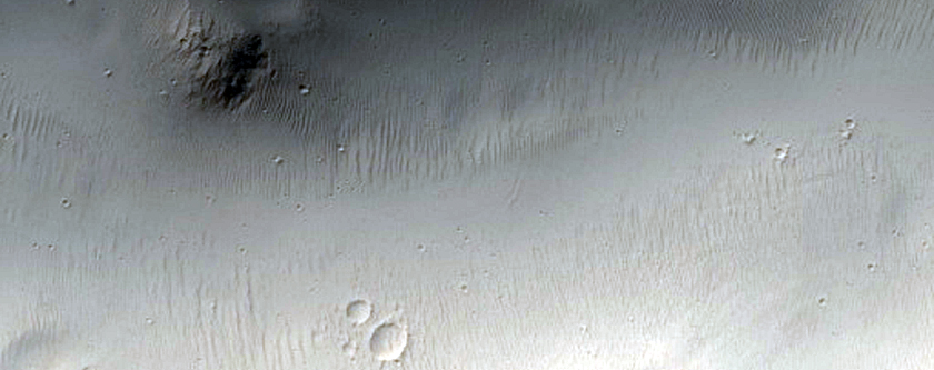 Relieve con capas de polvo cerca de Zephyria Tholus