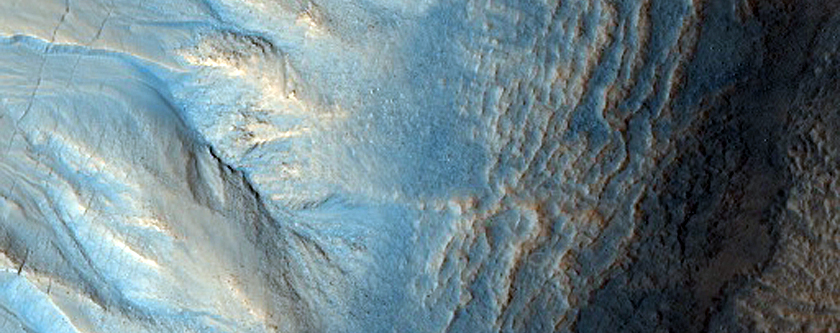 Voçorocas na Parede de Cratera de Impacto no Hemisfério Norte