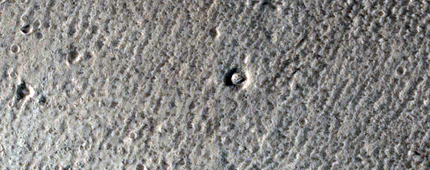 Un cratere da impatto attraversato da faglie tettoniche