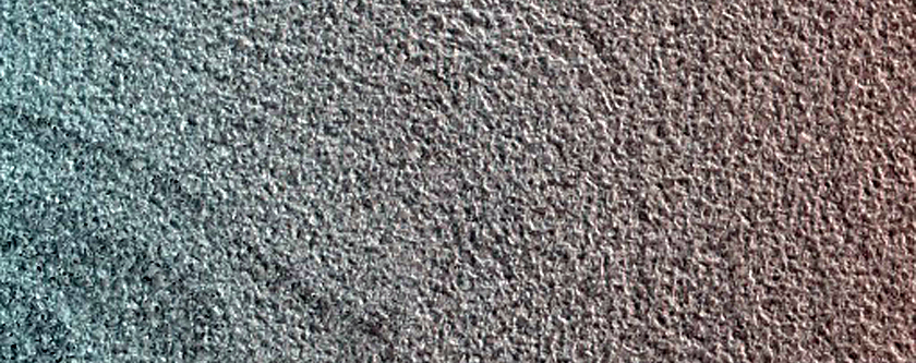 Formas sinuosas enigmáticas en el monte de hielo del Cráter Louth