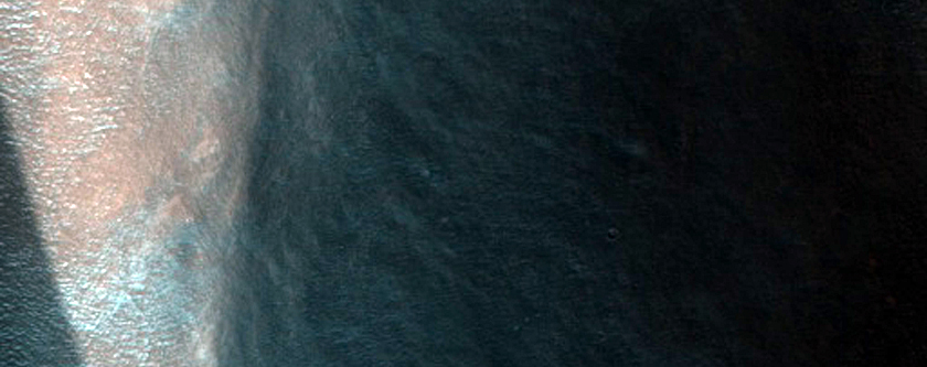 Large Flow Feature Cutting Across Crater in Syria Planum