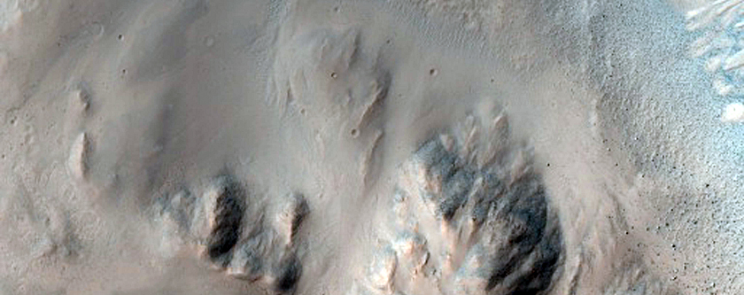 Well-Preserved 5-Kilometer Diameter Crater South of Isidis Planitia