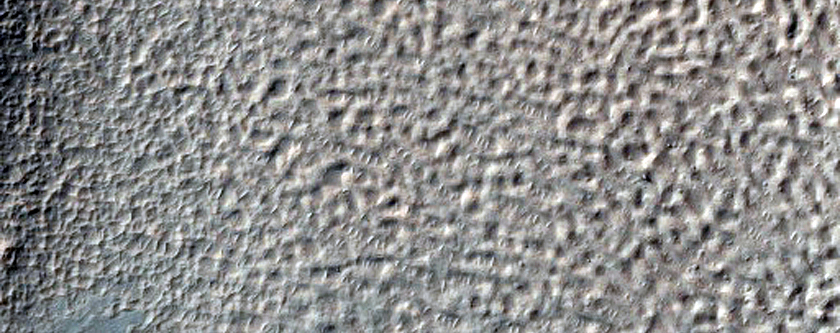 مادة الأخدود الفاتحة فى فوّهة فى أراضى سيرينوم  (Terra Sirenum)