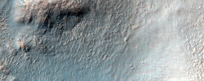 Depositi di colore chiaro nella gola di un cratere in Terra Cimmeria