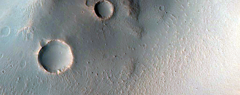 Cratera em leito de tons claros ao sul da Cratera Oyama