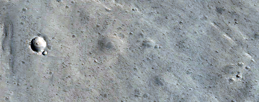 Depsitos e um vale no interior duma cratera