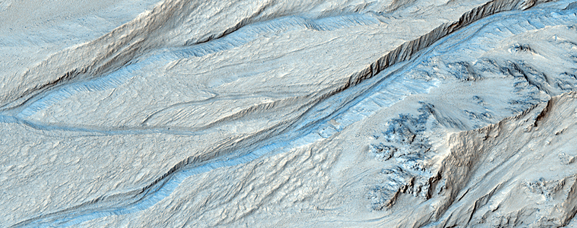 Barrancos em uma cratera de impacto bem preservada
