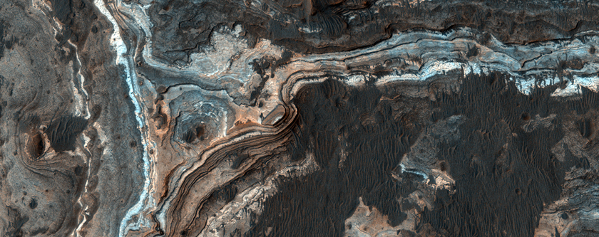 Affioramenti di rocce stratificate di colore chiaro in Ladon Valles