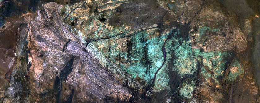 Un pinnacolo tutto colorato al centro di un cratere senza nome