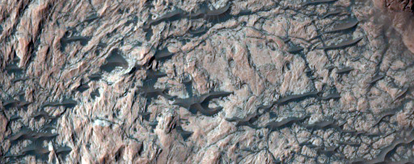 Affioramento di colore chiaro sul fondo di un cratere