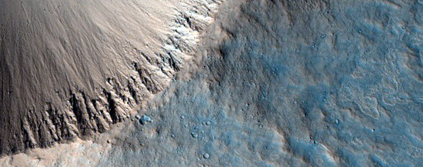Kilometer-Sized Rayed Crater in Elysium Planitia